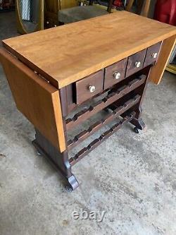 Ethan Allen Dark Antiqued Pine Old Tavern Butcher Block Rolling Wine Rack Cart
 	 <br/>

Traduction en français : Ethan Allen Chariot à roulettes pour casier à vin en pin antique foncé de l'Ancienne Tavern Butcher Block