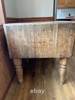 Grande table de ferme en érable antique pour boucherie commerciale primitive du Michigan