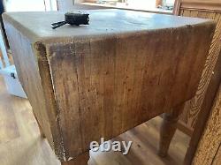 Grande table de ferme en érable antique pour boucherie commerciale primitive du Michigan