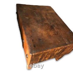 'Planche à découper en bois antique 50x35 avec 6 pieds provenant d'une ancienne maison d'abattage de poulets'