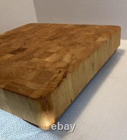 'Planche à découper en bois massif de boucher 16x16 par 2 1/2 de hauteur. Poncée/Scellée. 16 livres'