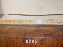 Table de boucher en érable massif antique, assemblée en queue d'aronde, 30 1/2 x 30 1/2, 33 de hauteur