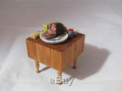 Tableau Miniature De Bloc De Boucher De Maison De Poupée Signé Par Artisan Avec Du Jambon Cuit, Couteaux